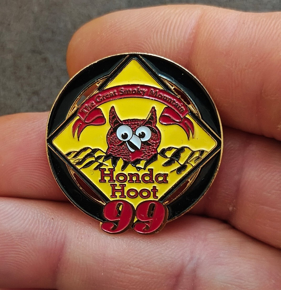 1999 The Great Smoky Mountains 1999 Honda Hoot Event Gold Tone Pin.