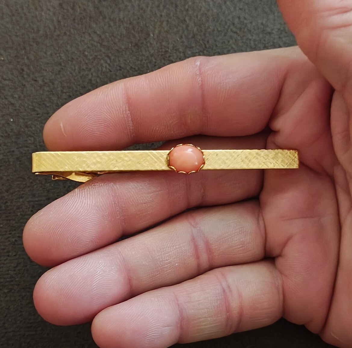 1950s/60s Gold Tone Tie Bar Clip With Oval Salmon Pink Coral Cabochon Stone