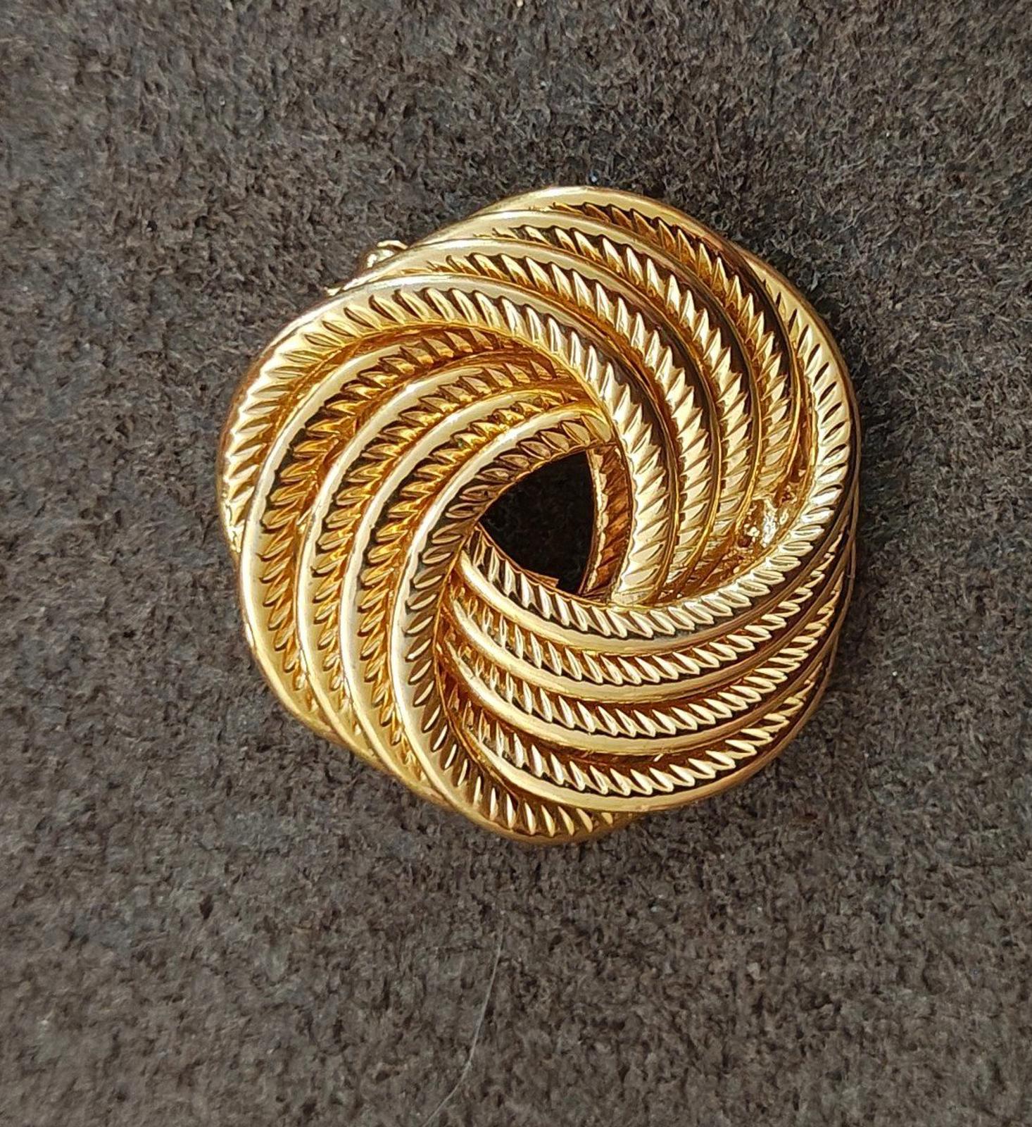 Gold tone rope swirl brooch pin, round spiral design with layered rope ridges