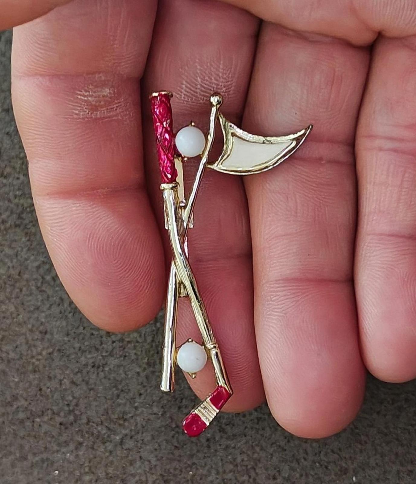 1960s Signed Gerry's Golf Club and Flag Gold Tone With Red Enamel Pin
