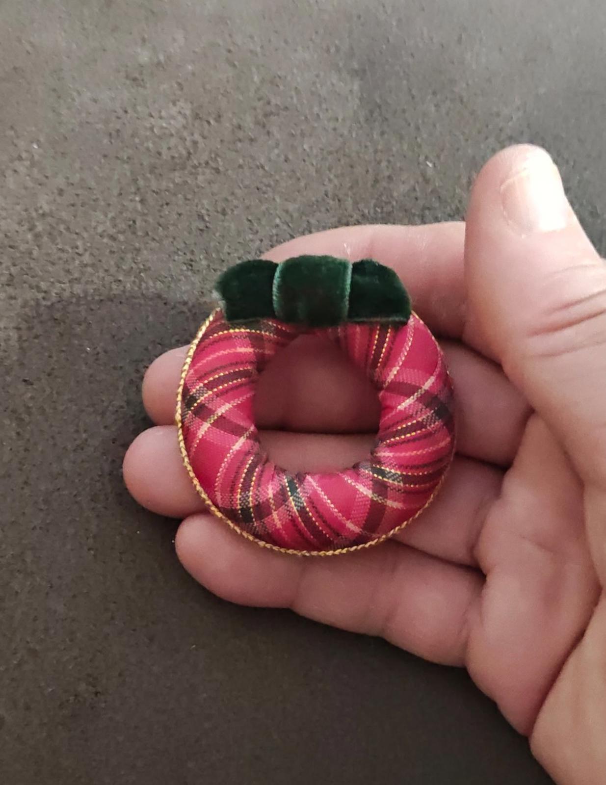 1984 Avon Red Plaid Holiday Christmas Wreath Brooch