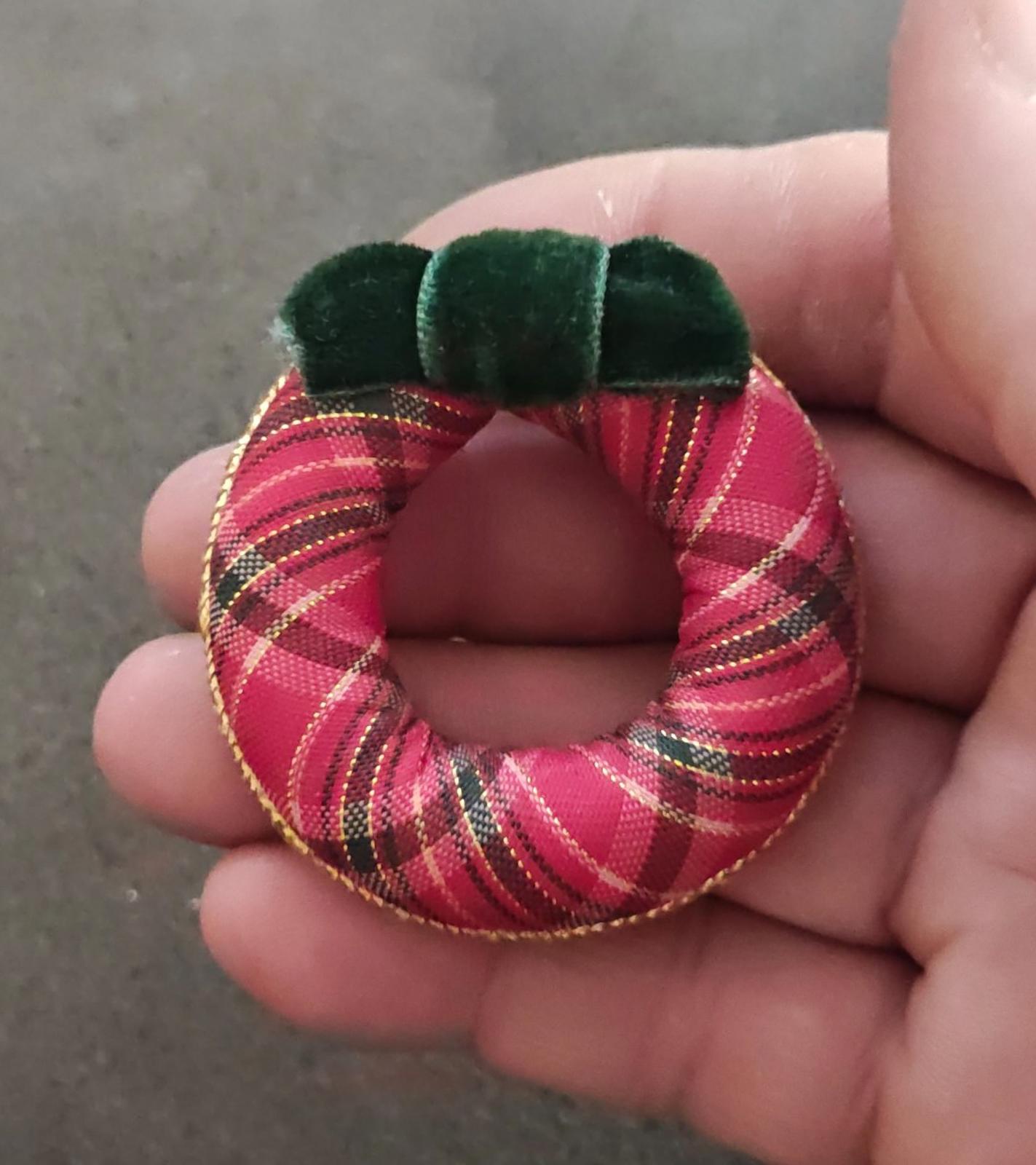 1984 Avon Red Plaid Holiday Christmas Wreath Brooch