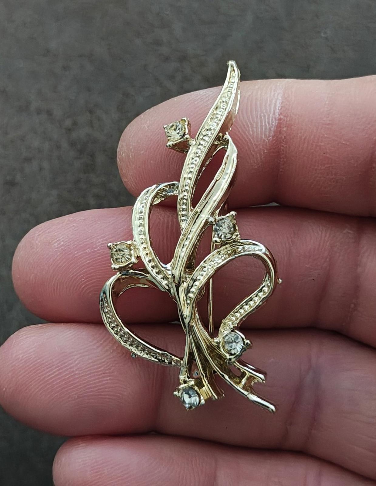 1980s Art Nouveau Style Gold Tone Ribbon Brooch Pin