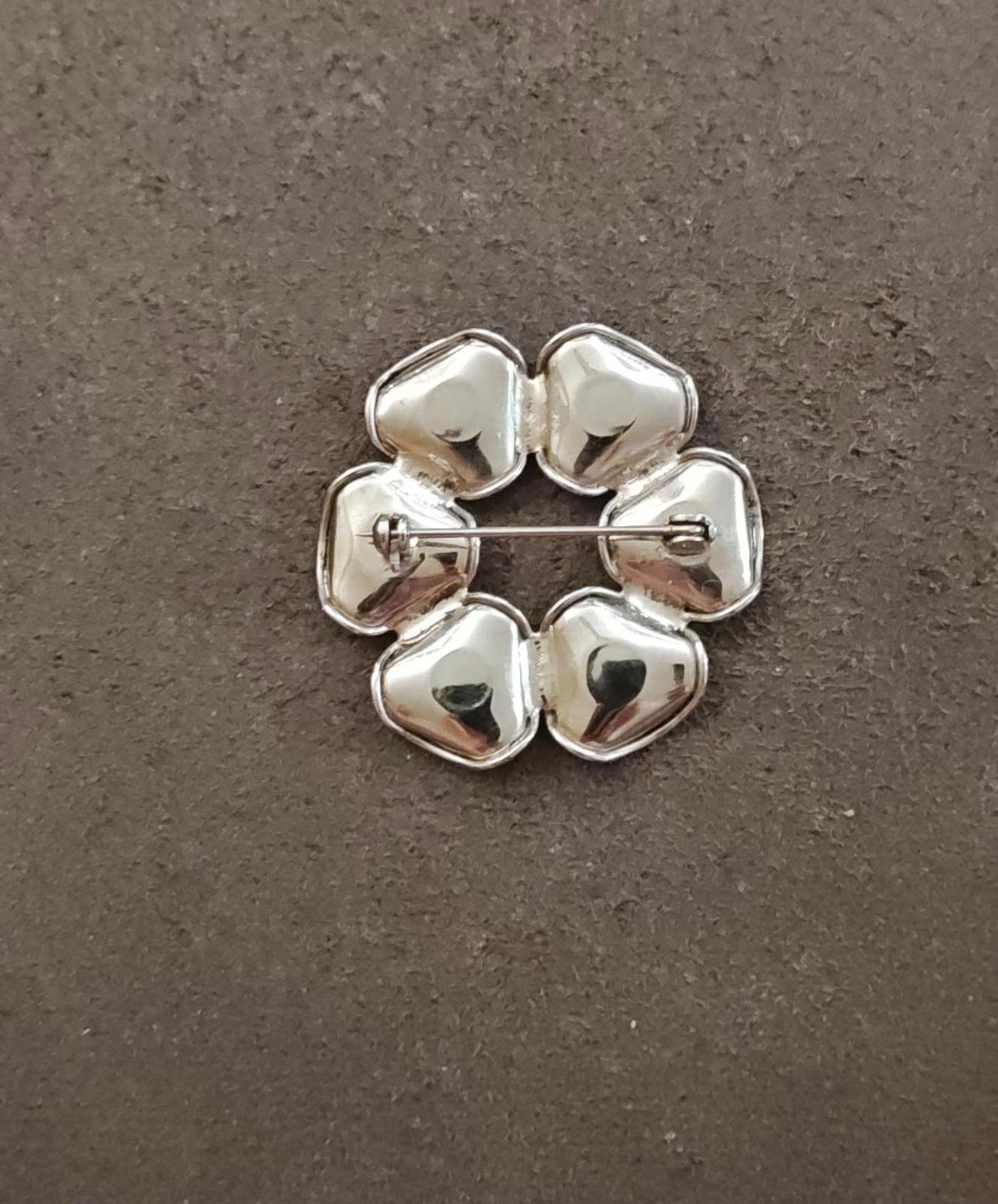 1980s Gold Tone Circular Brooch Featuring Six Individual Pieces of Agate Stones