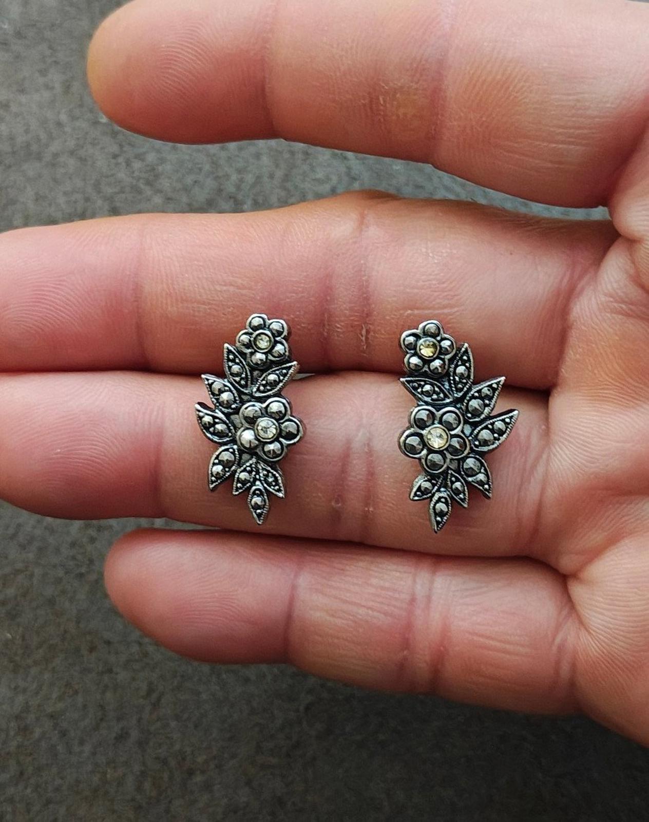 1980s Vintage Avon Floral Silver Tone Elven Leaves Rhinestones Stud Earrings