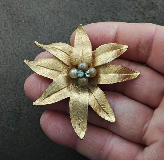 1950s/60s Gold Tone Textured Flower With Faux Pearls & Rhinestones Brooch