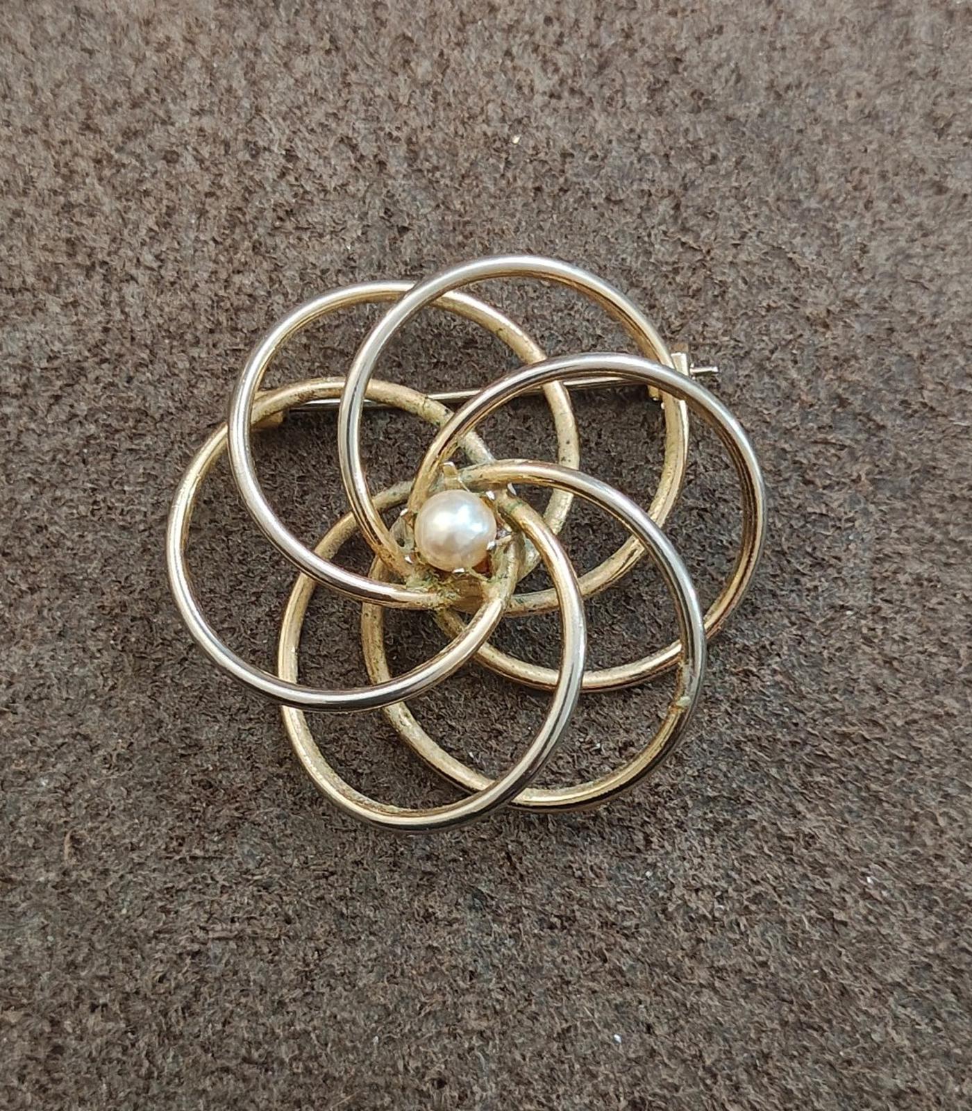 1950s Vintage Concentric Circles with Lustrous Pearl Center Gold Tone Brooch Pin