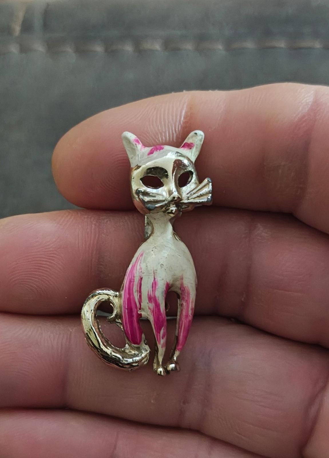 1960s Vintage Silver Tone Cat With White And Pink Enamel Brooch Pin.