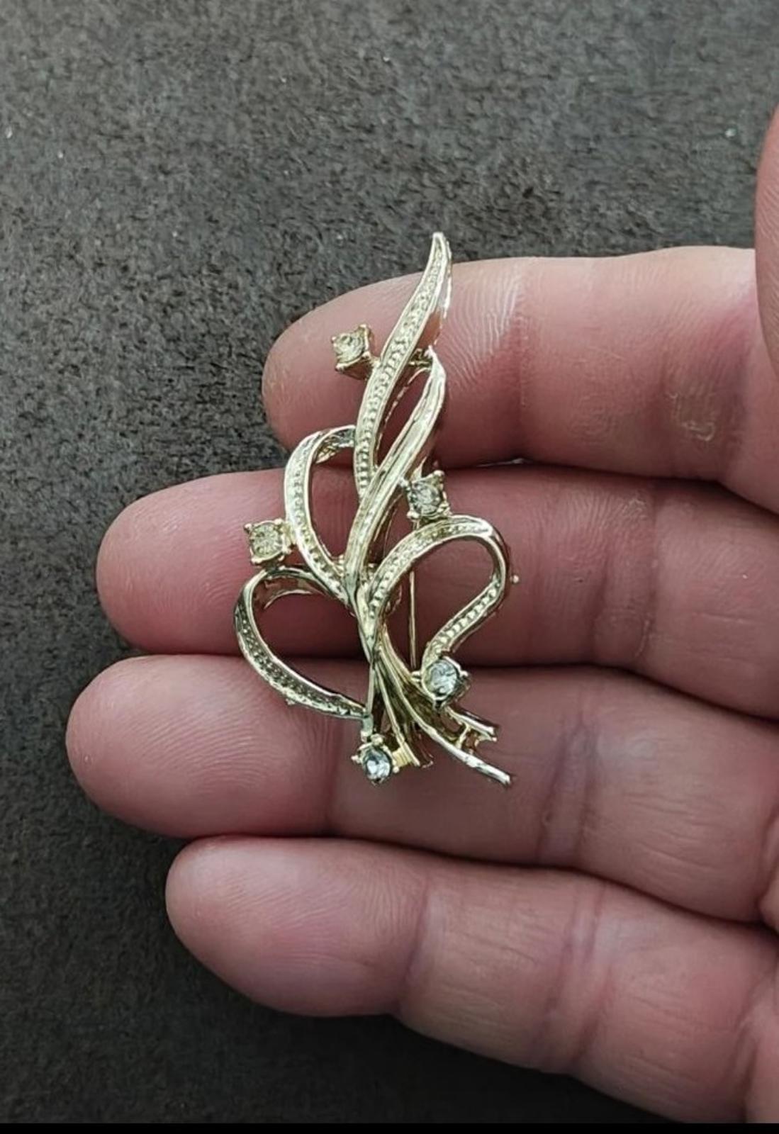 1980s Gerry's Art Nouveau Style Gold Tone Ribbon Brooch Pin