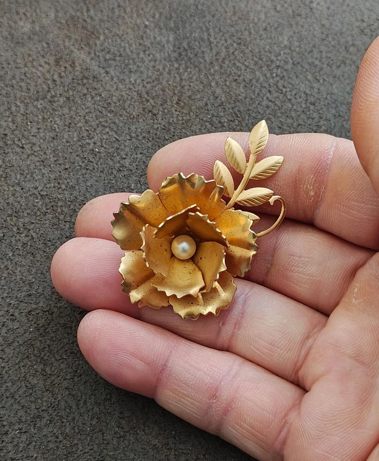 1950s Vintage Matte Gold Tone Floral Brooch With Faux Pearl