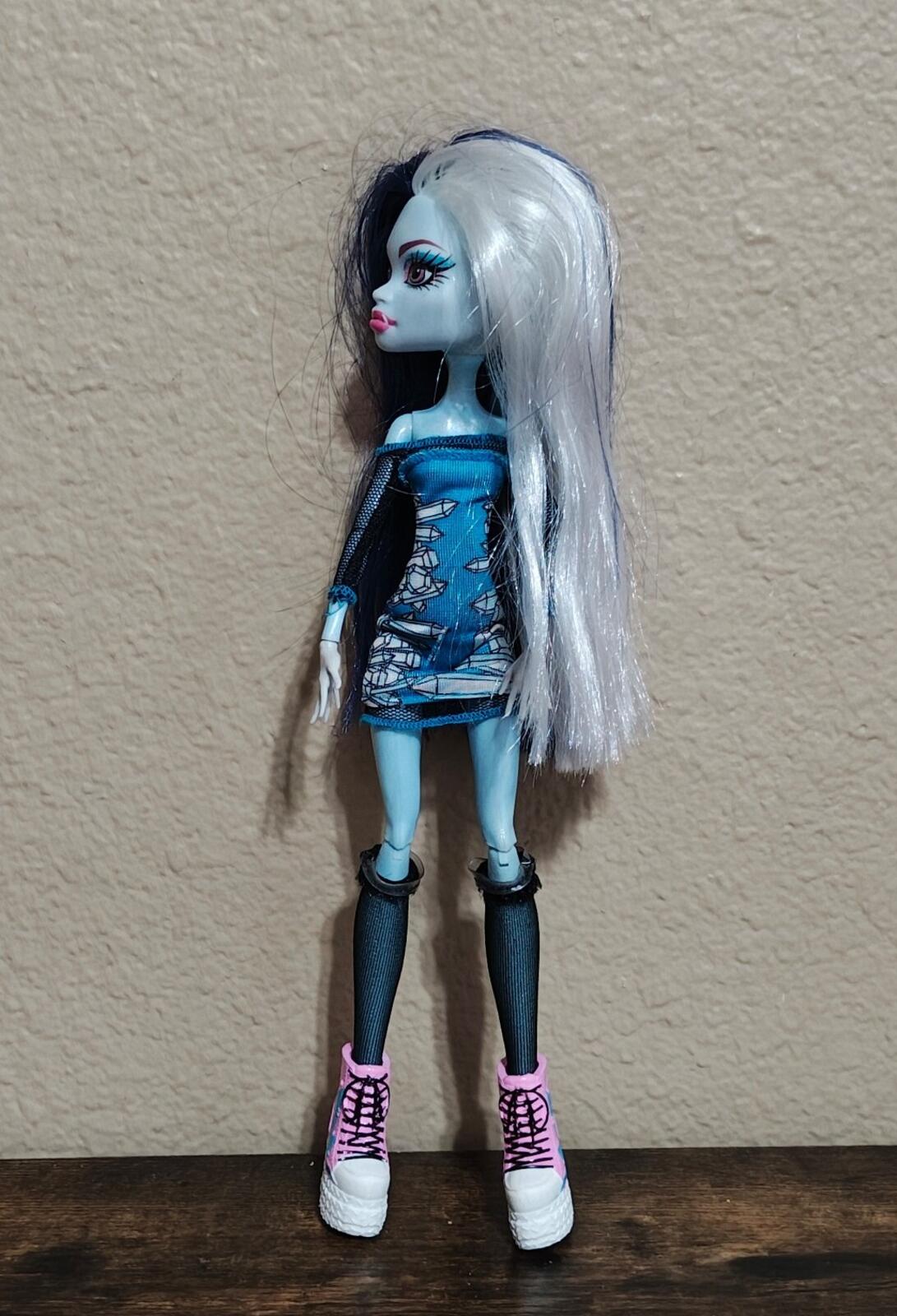 2010 Monster High Abbey Bominable Zombie Doll With Blue Outfit.