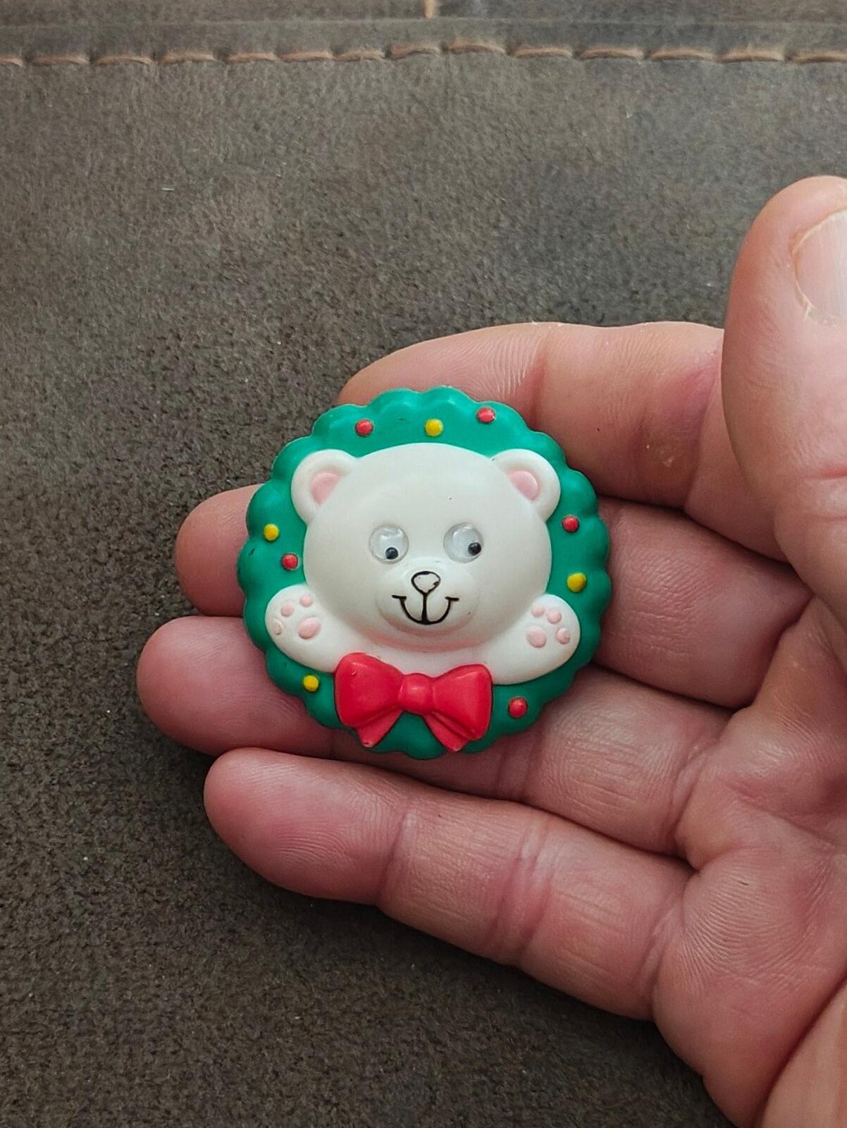 1990 Avon Holiday Cub Wreath Googly Eyes Plastic Pin