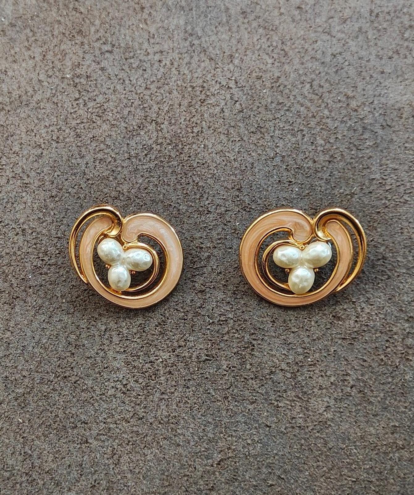 90s Vintage Faux Baroque Pearl Cabochon Cream Enamel Clip On Gold Tone Earrings.