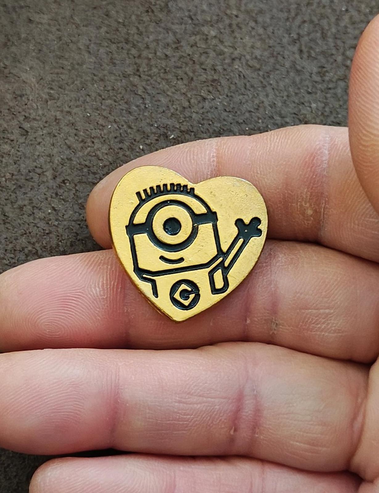 2014 Universal Studios "Variety-The Children's Charity" Gold Heart Minion Pin