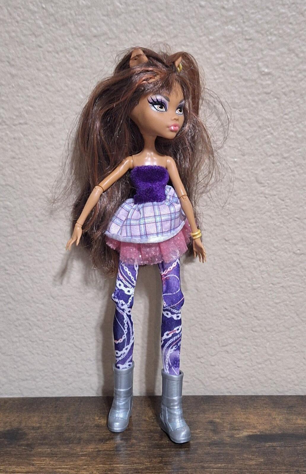 2008 Monster High Clawdeen Wolf With Purple & Pink Outfit.