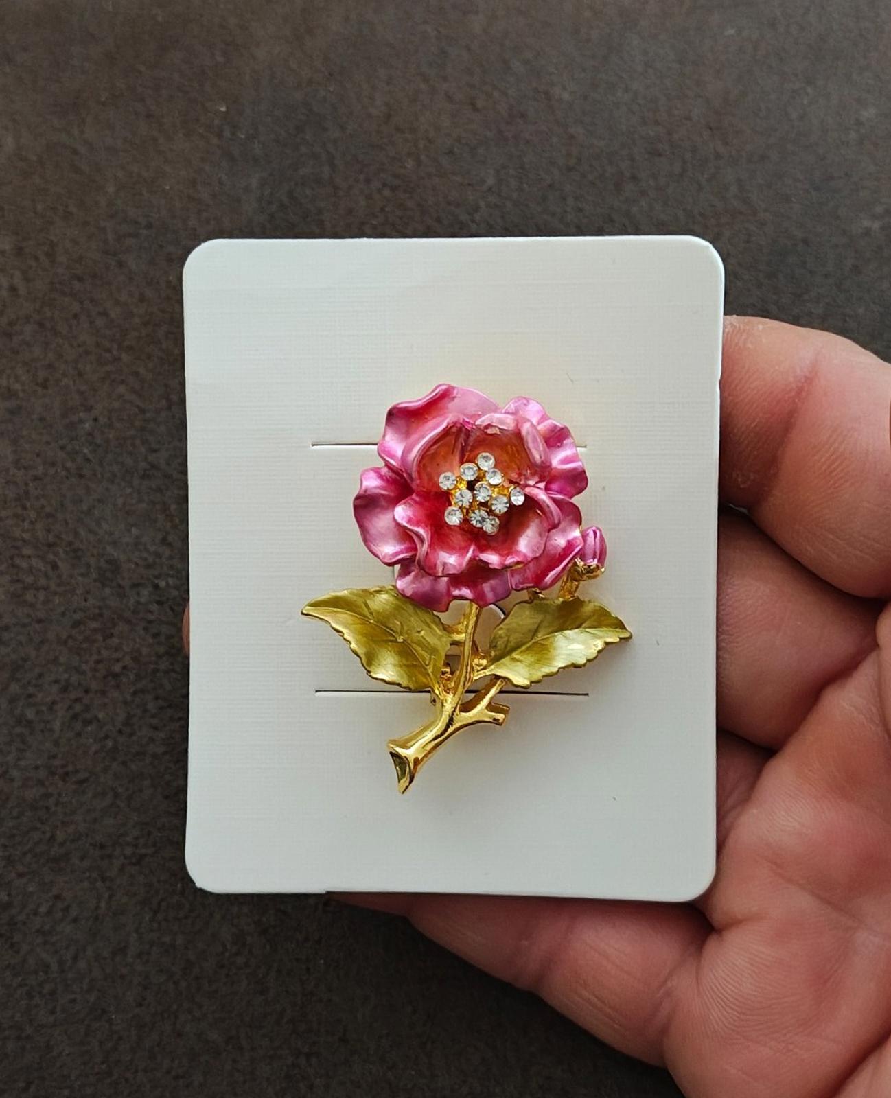 Pretty Gold Tone Pink Flower With Clear Rhinestones Brooch New.