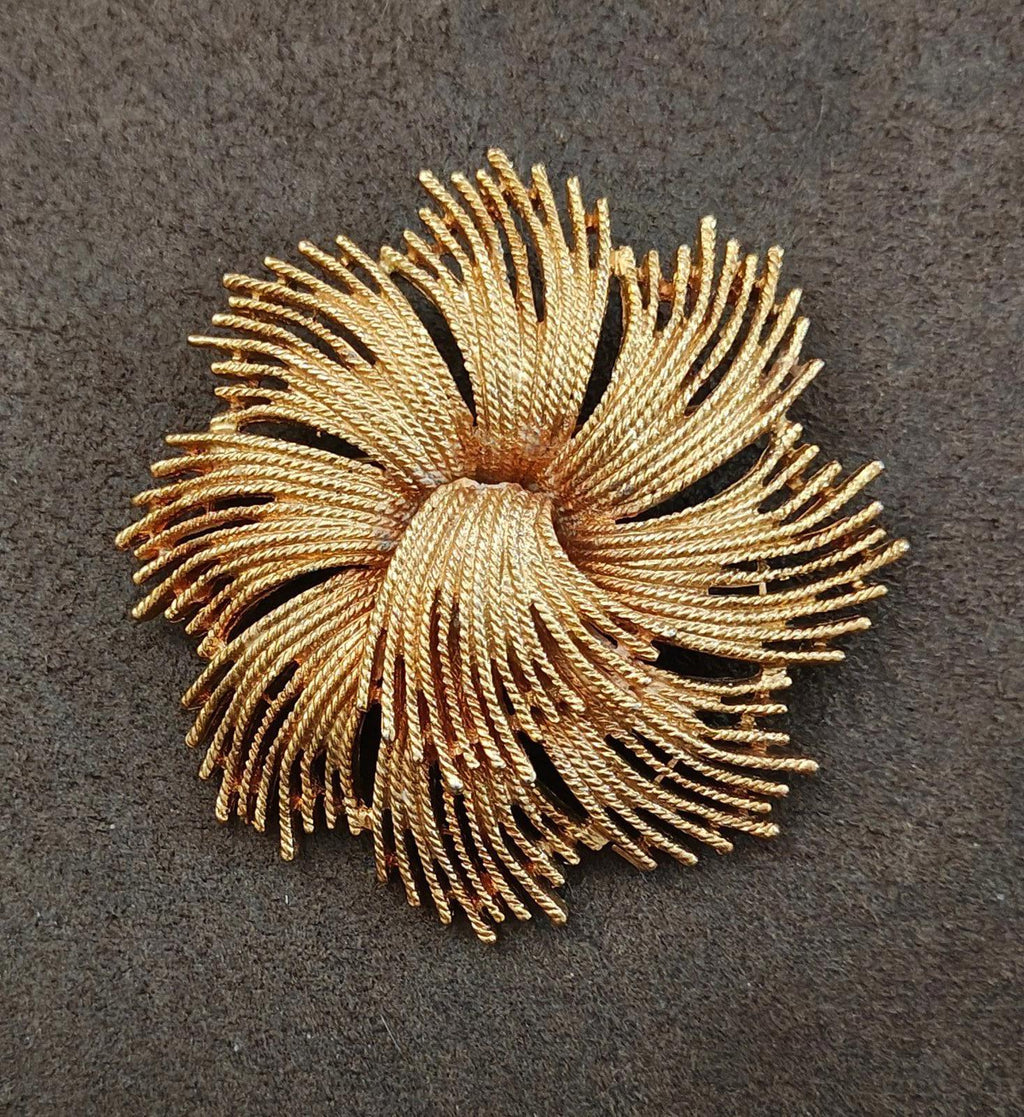 Gold-tone starburst rope brooch, full circular fan of twisted rays and center knot