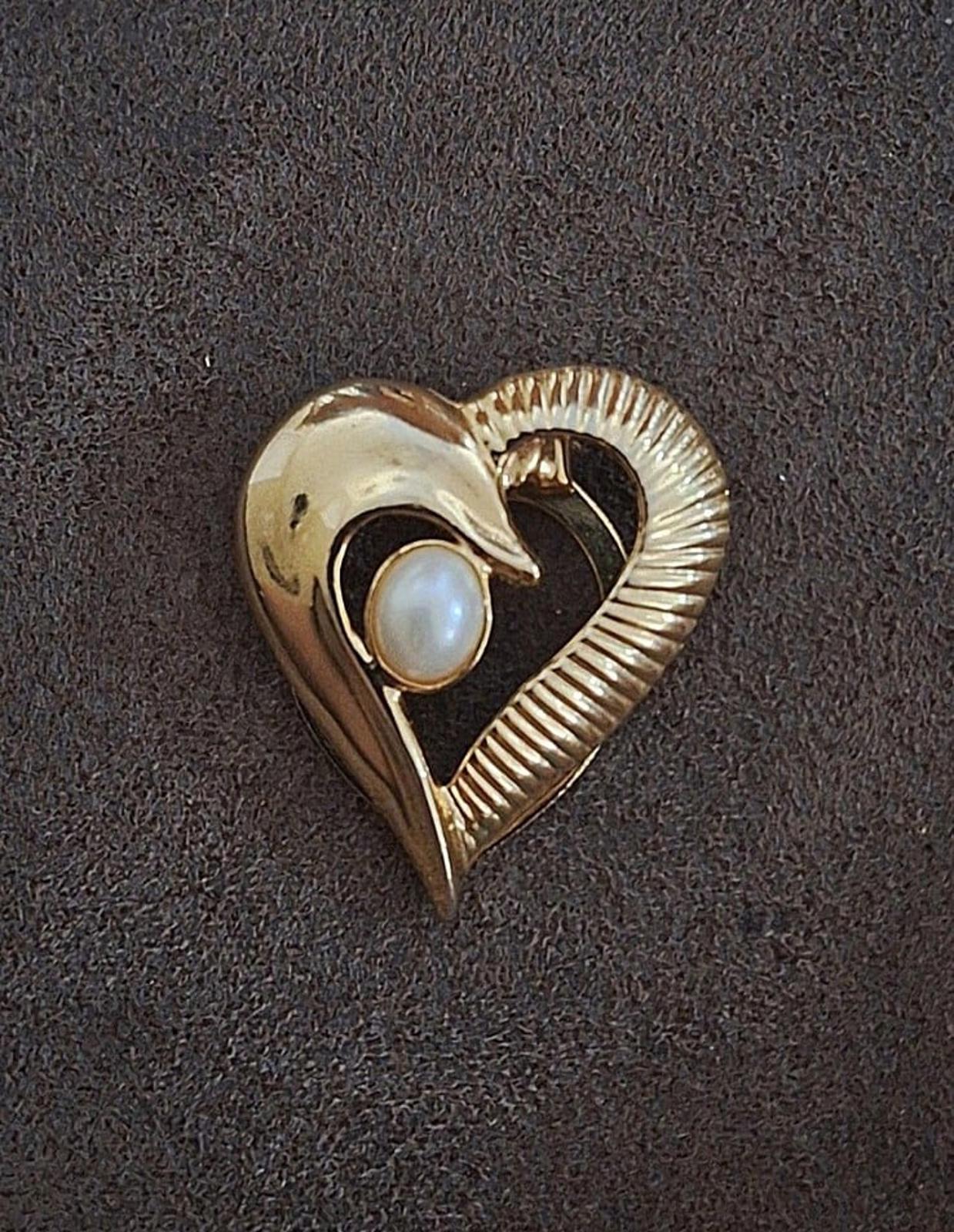 Gold tone heart scarf clip with faux pearl centerpiece and ribbed detail