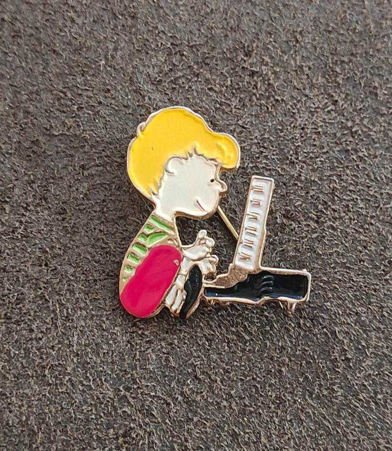 1970s Rare Peanuts Schroeder Playing Piano Cloisonné Gold Tone Enamel Pin