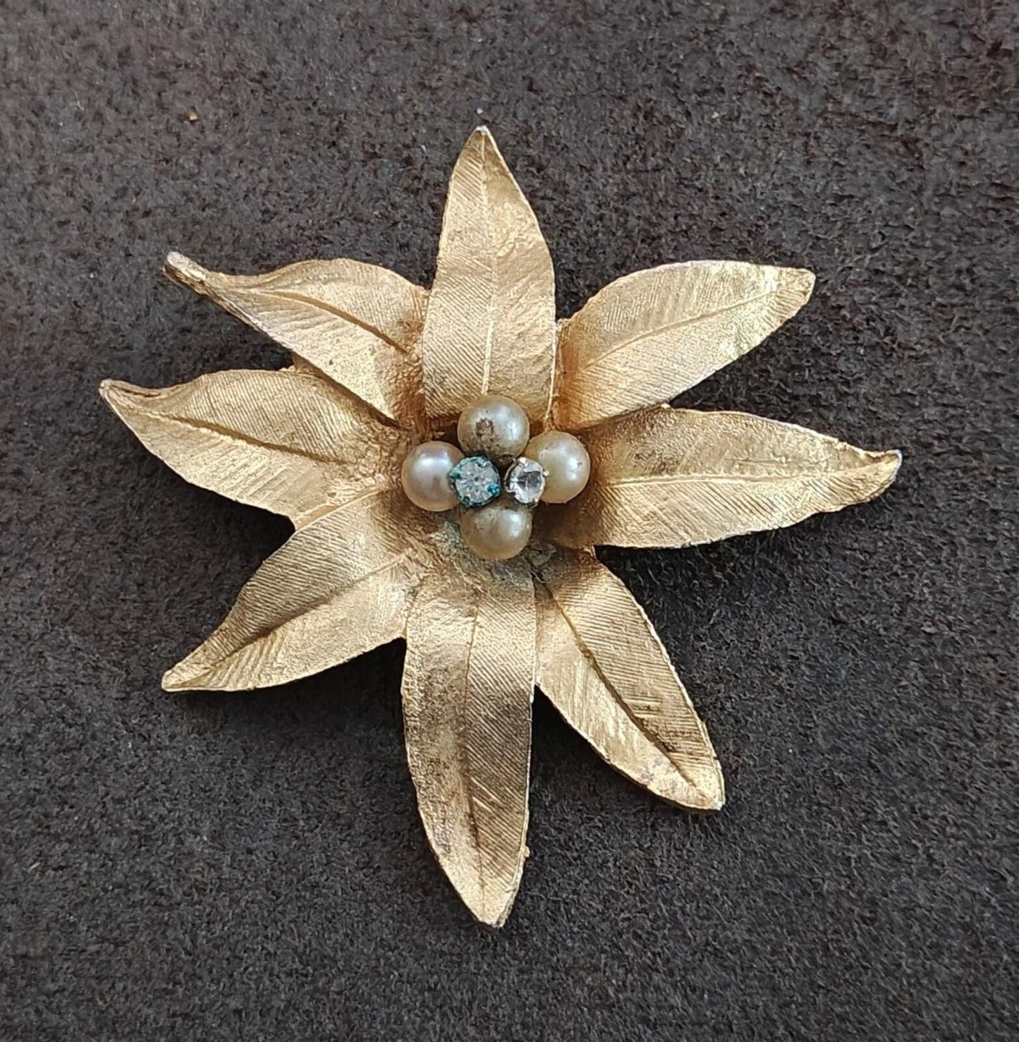 1950s/60s Gold Tone Textured Flower With Faux Pearls & Rhinestones Brooch