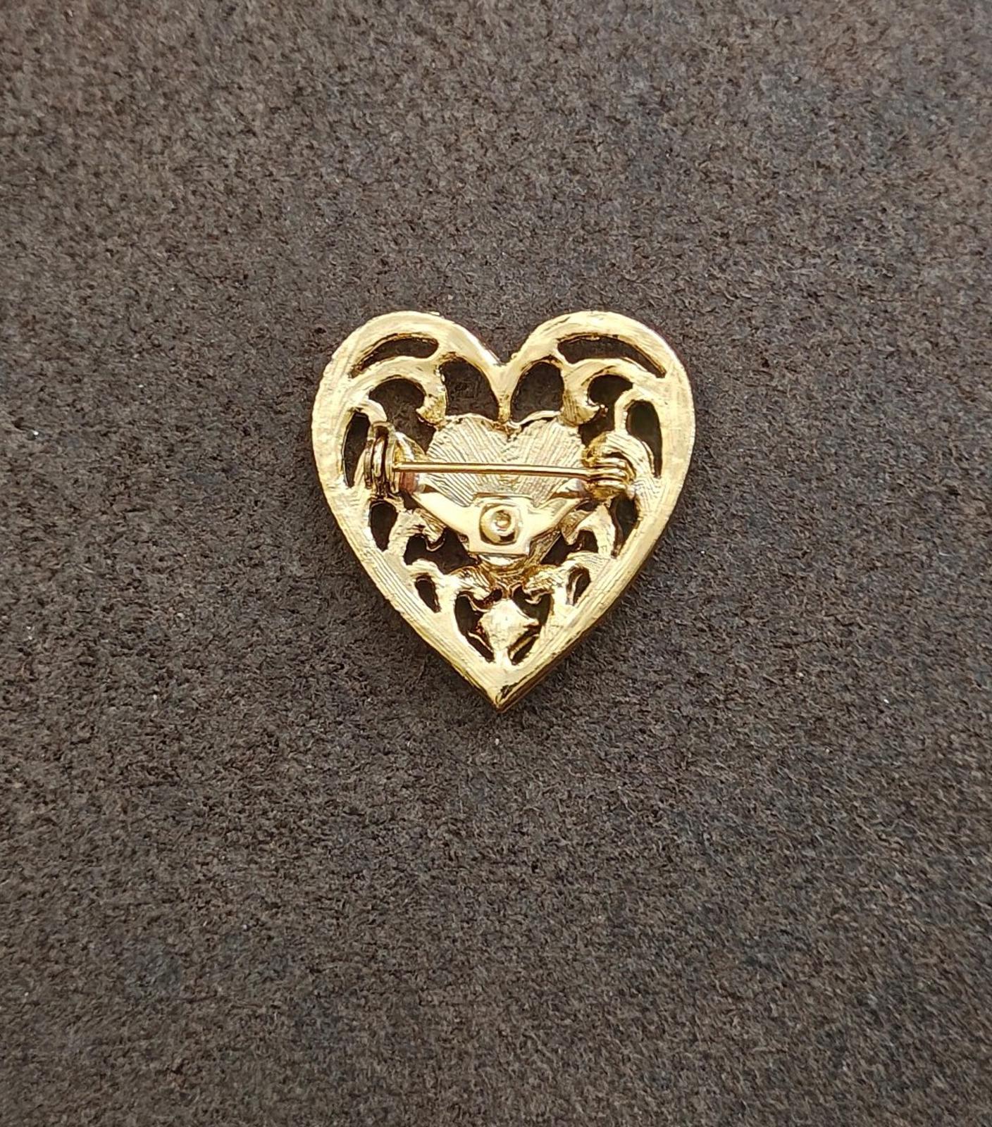 80s Gold Tone Art Deco Style With Red Enamel Heart In The Center Brooch