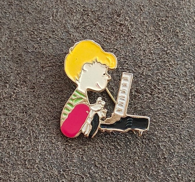 1970s Rare Peanuts Schroeder Playing Piano Cloisonné Gold Tone Enamel Pin