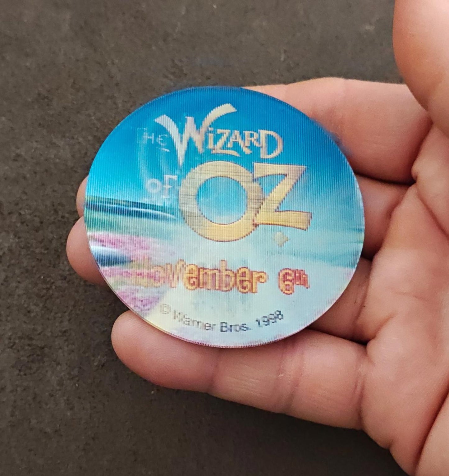 1998 vintage Wizard of Oz Lenticular (holographic) Promotional Button Pin
