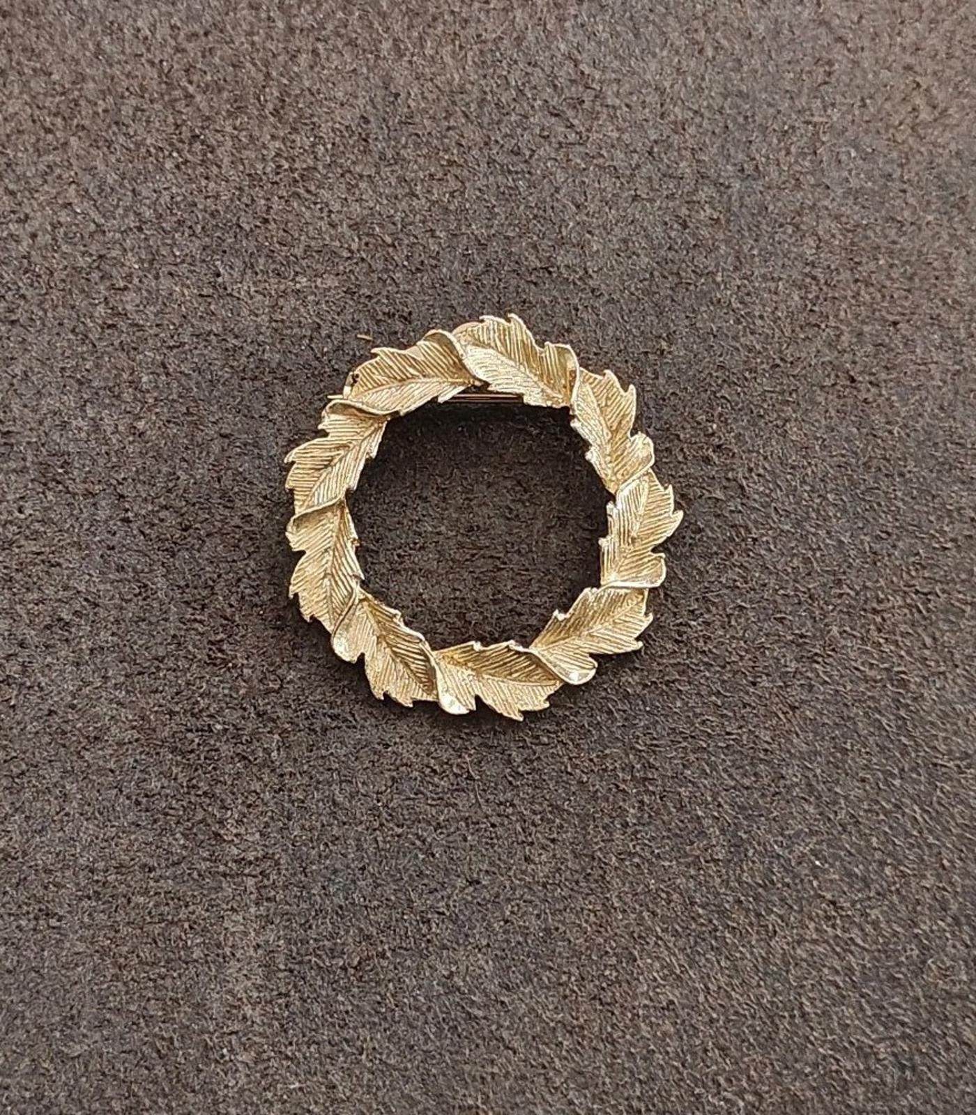 1980s Gold Tone Signed Gerry's Textured Leaf Wreath Brooch