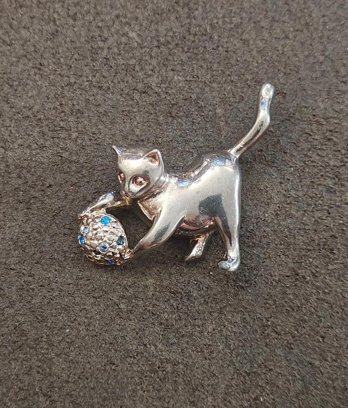 1980s Silver Tone Cat Playing With a Ball Brooch In Good Condition.