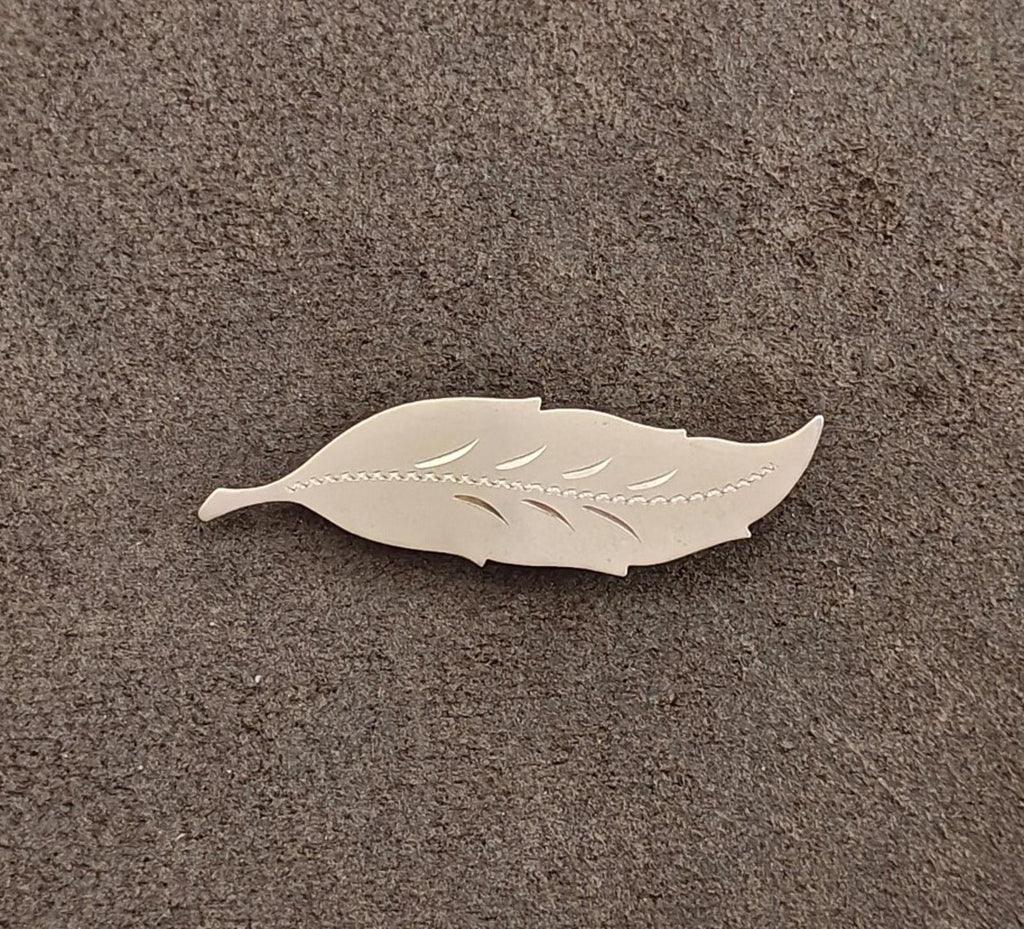 Gold leaf brooch with carved leaf veins and scalloped edge