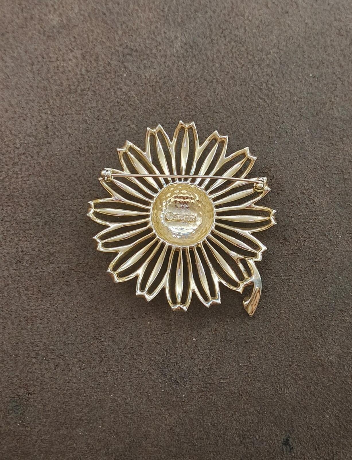 1960s Gold Tone Textured Signed Sarah Coventry "Daisy Mae" sunflower Large Brooc