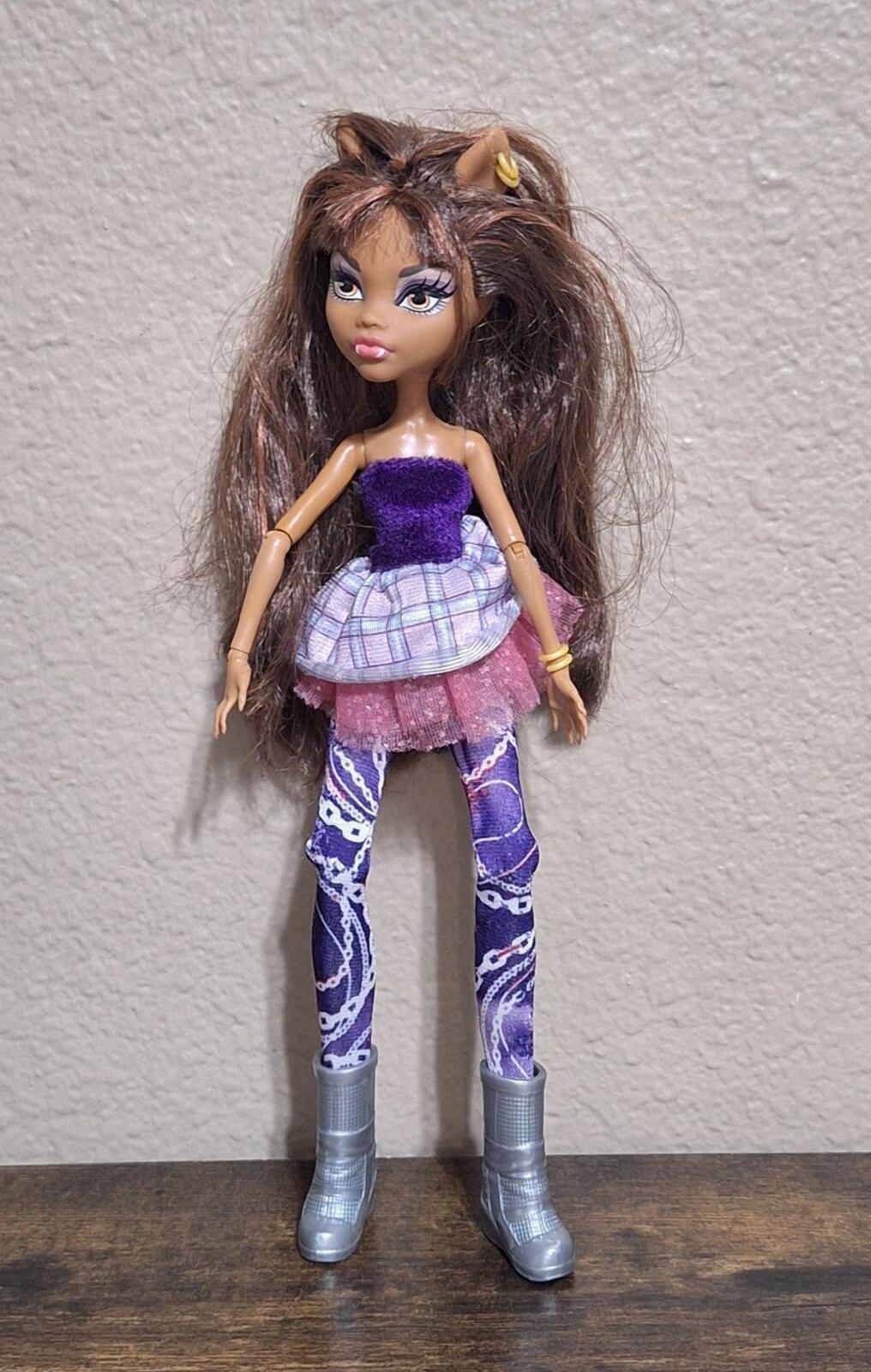 2008 Monster High Clawdeen Wolf With Purple & Pink Outfit.