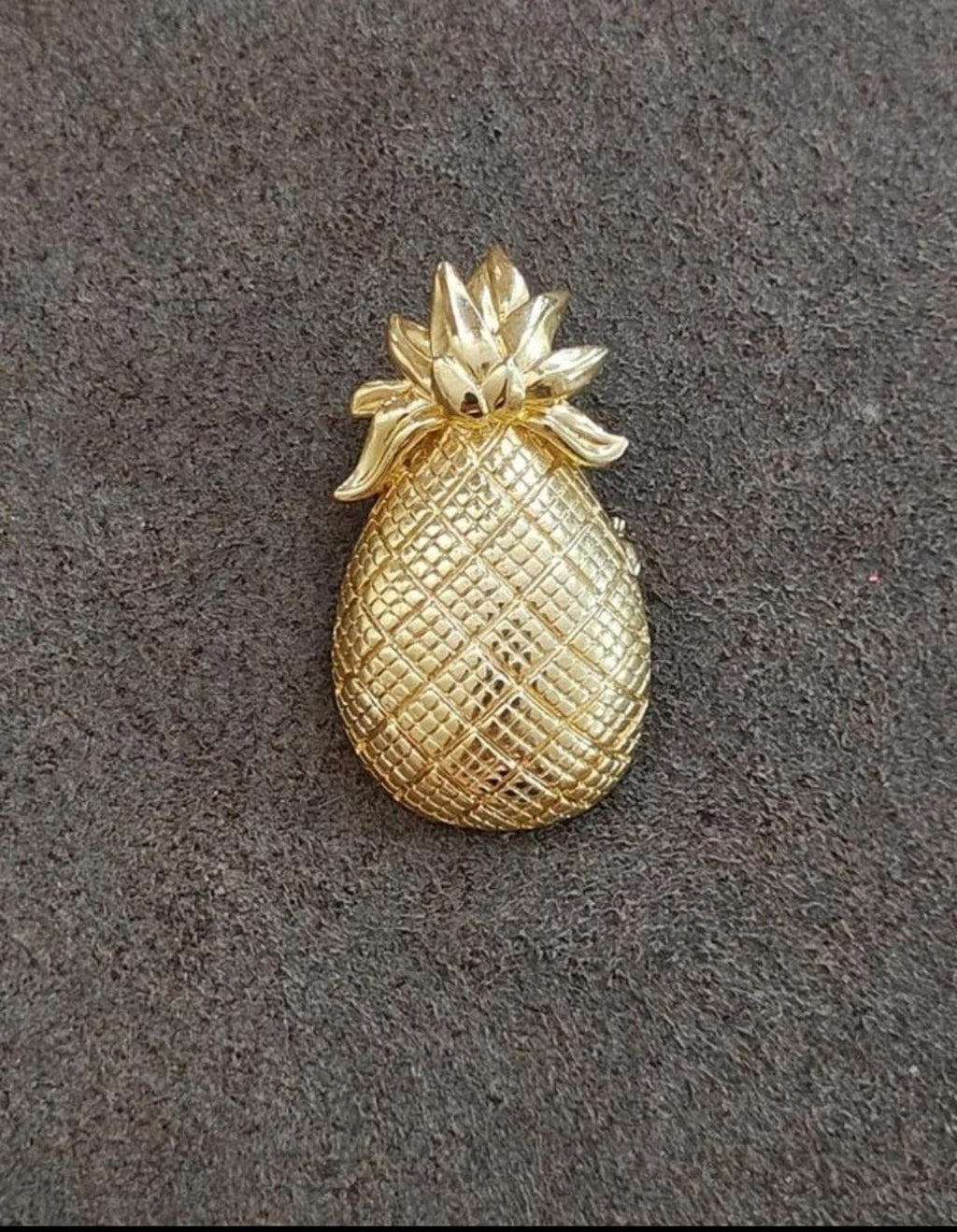 Gold tone pineapple brooch/pin with raised leaf top and textured pineapple surface