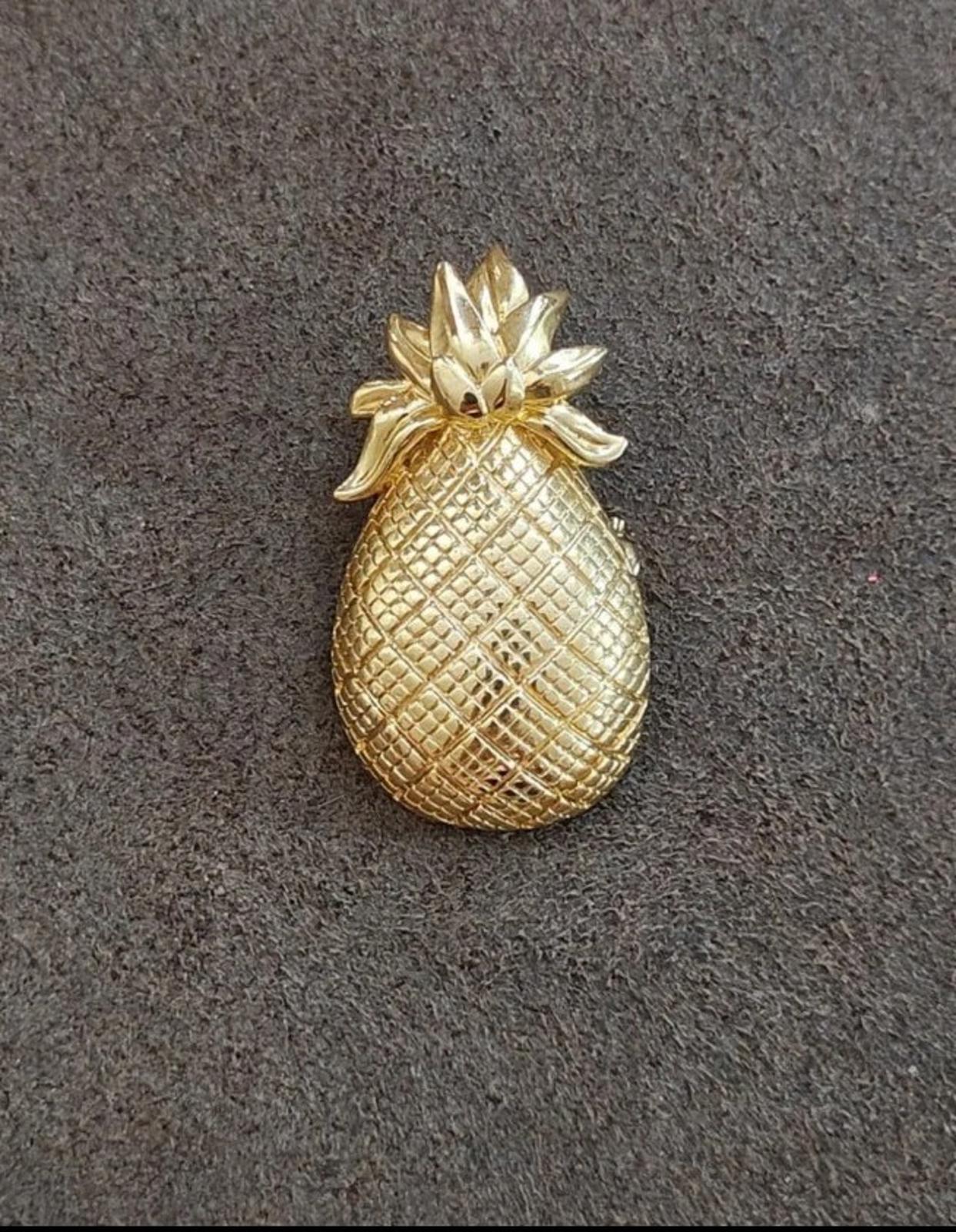 Gold tone pineapple brooch/pin with raised leaf top and textured pineapple surface