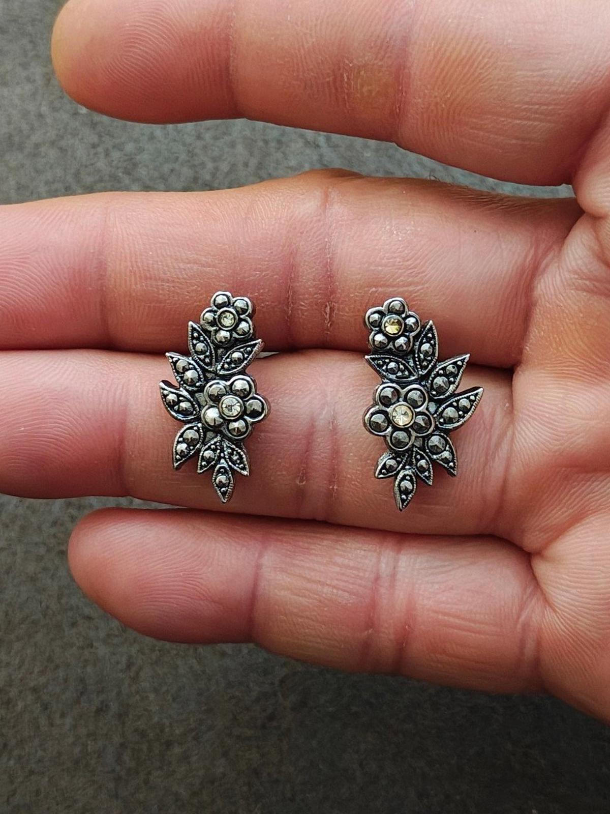 1980s Vintage Avon Floral Silver Tone Elven Leaves Rhinestones Stud Earrings