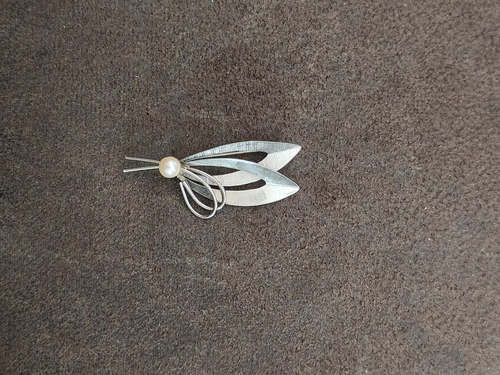 Sterling silver brooch with cultured pearl and three-layer leaf design