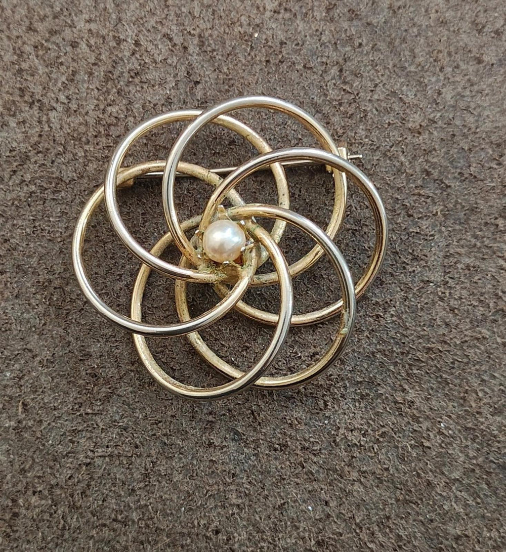 1950s Vintage Concentric Circles with Lustrous Pearl Center Gold Tone Brooch Pin