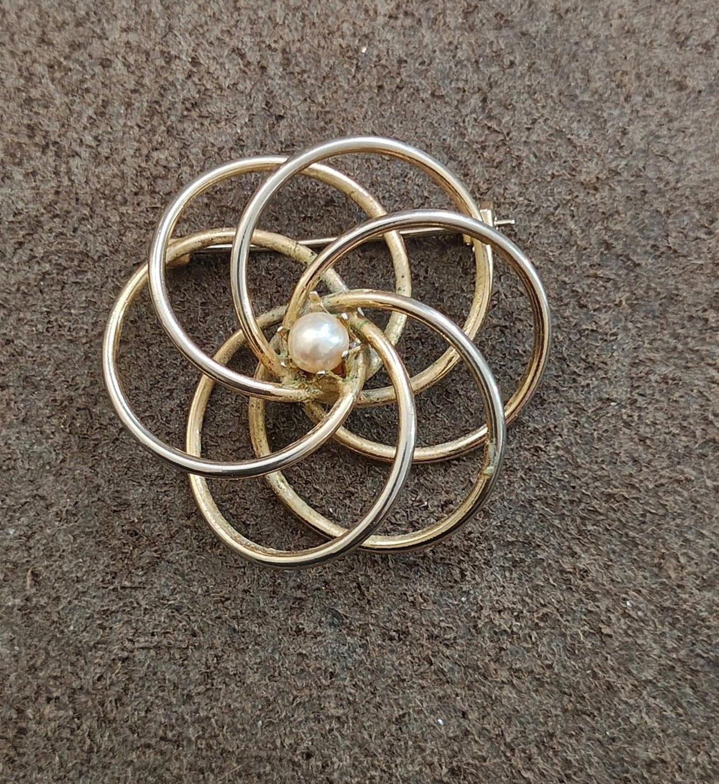 1950s Vintage Concentric Circles with Lustrous Pearl Center Gold Tone Brooch Pin