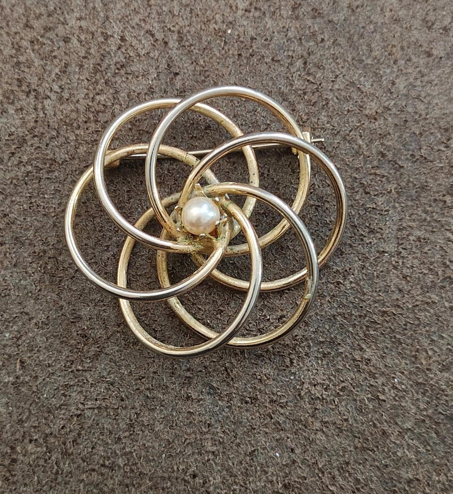 1950s Vintage Concentric Circles with Lustrous Pearl Center Gold Tone Brooch Pin