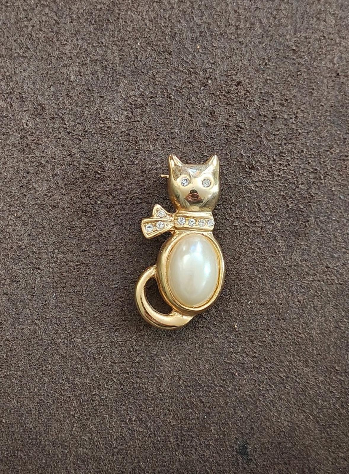 1980s Jelly Belly Cat  Gold Tone Brooch With Large Faux Pearl and Rhinestones