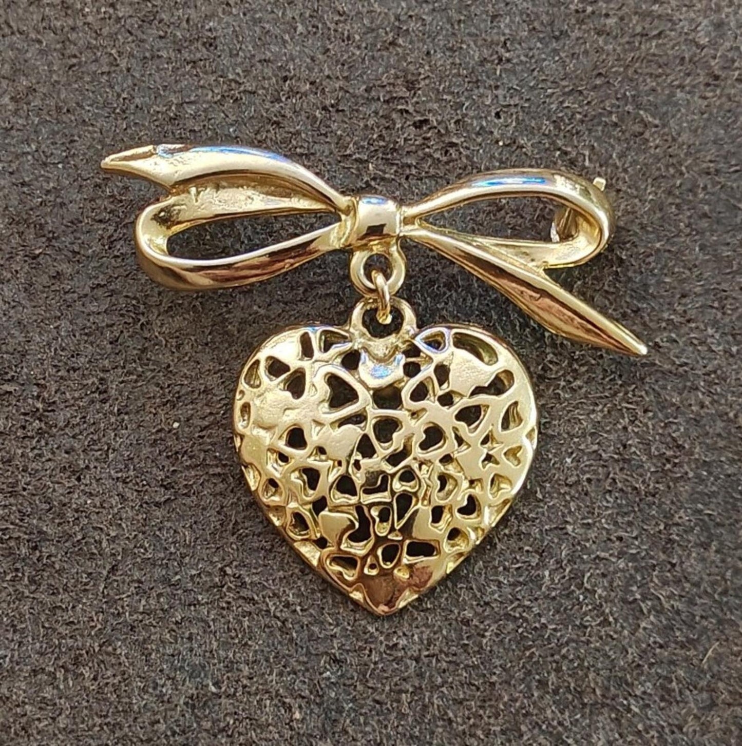 80s Gold Tone Ribbon Bow Brooch With a Dangling Openwork Filigree Heart Pendant