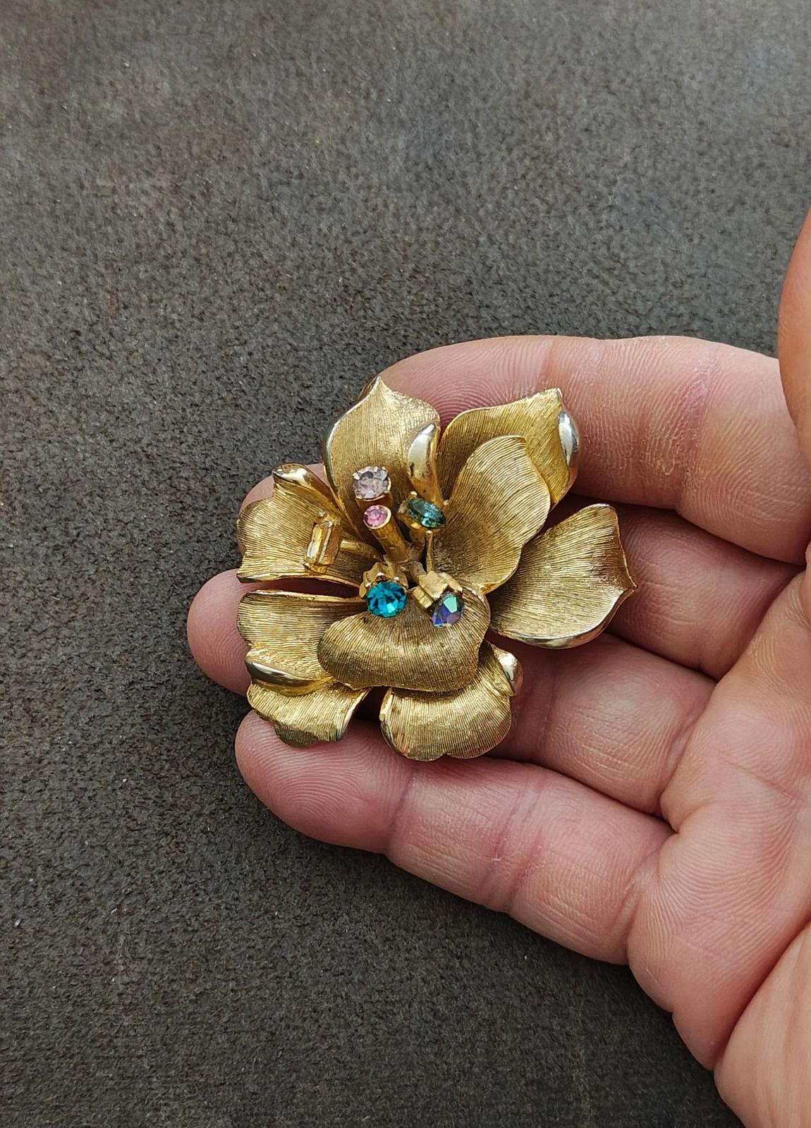 1950s/60s BSK Pansy Flower Gold Tone Textured With Rhinestones Brooch