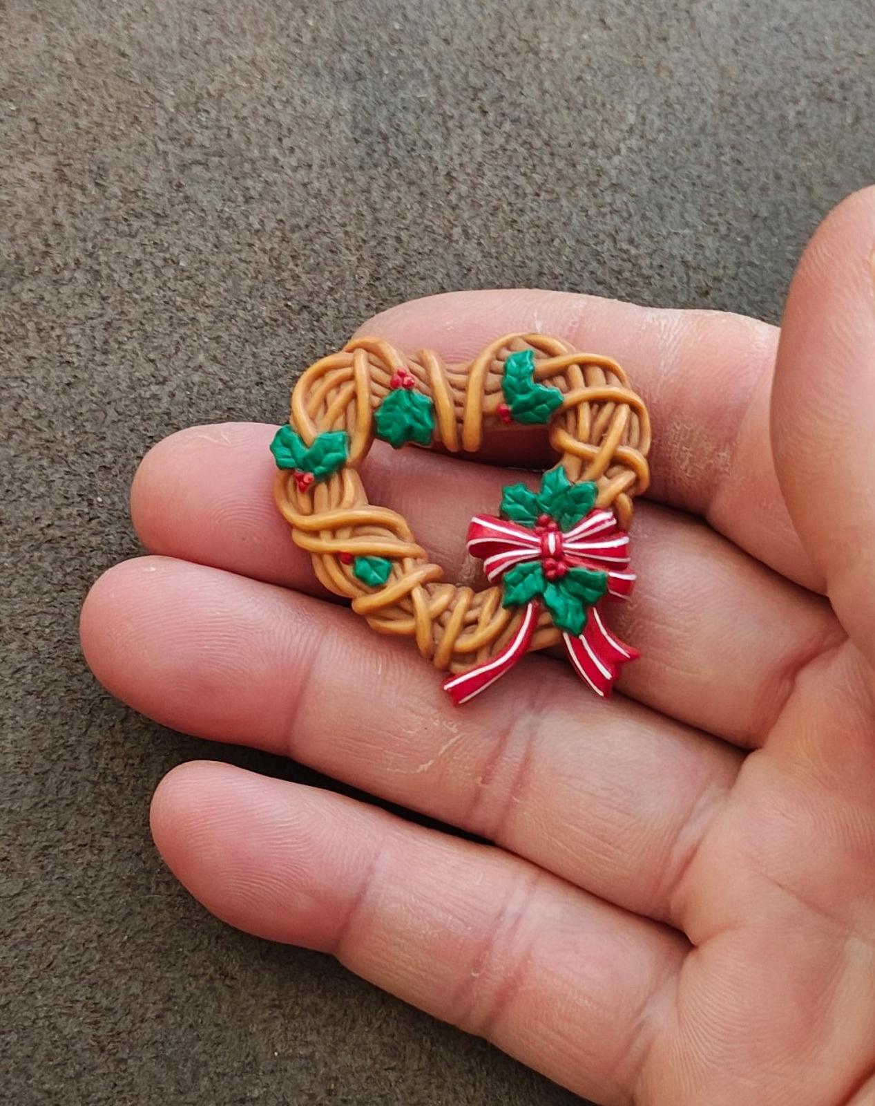 1980s Hallmark Plastic Heart-Shaped Christmas Wreath Brooch