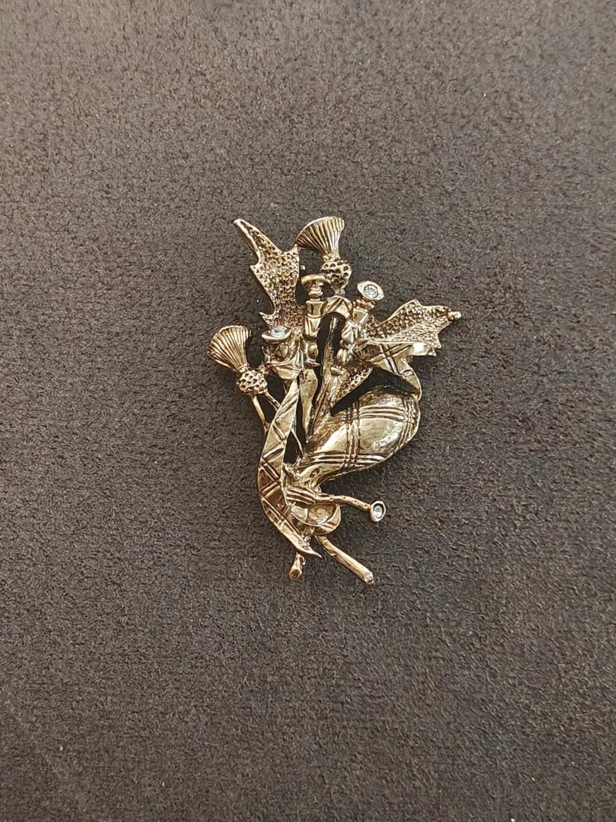 1950s/60s Gold Tone With Rhinestone Accents Scottish Bagpipe & Thistle Brooch