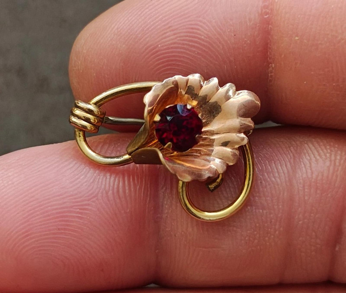 1940/50s Van Dell Calla Lily Gold Tone Brooch With a Red Gemstone