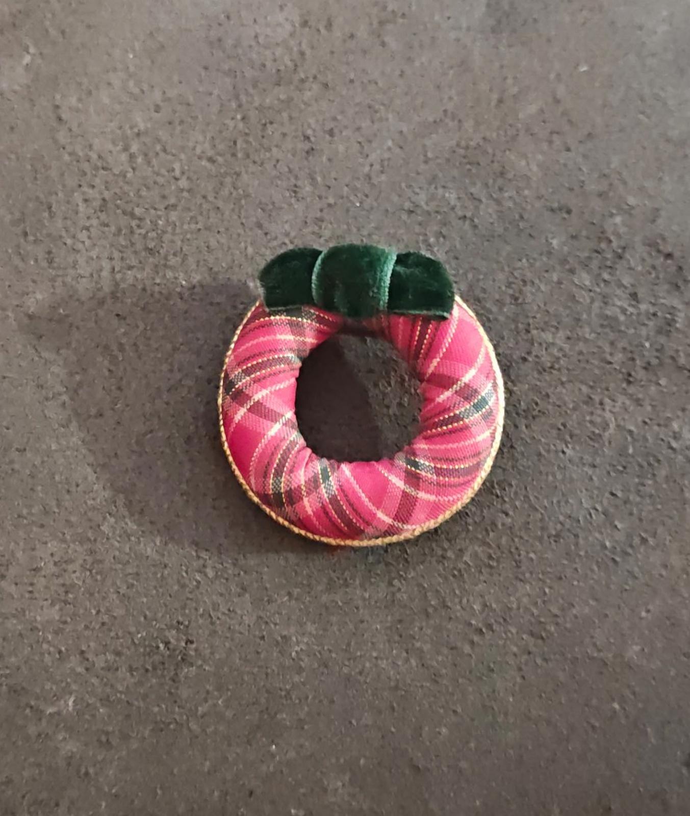 1984 Avon Red Plaid Holiday Christmas Wreath Brooch