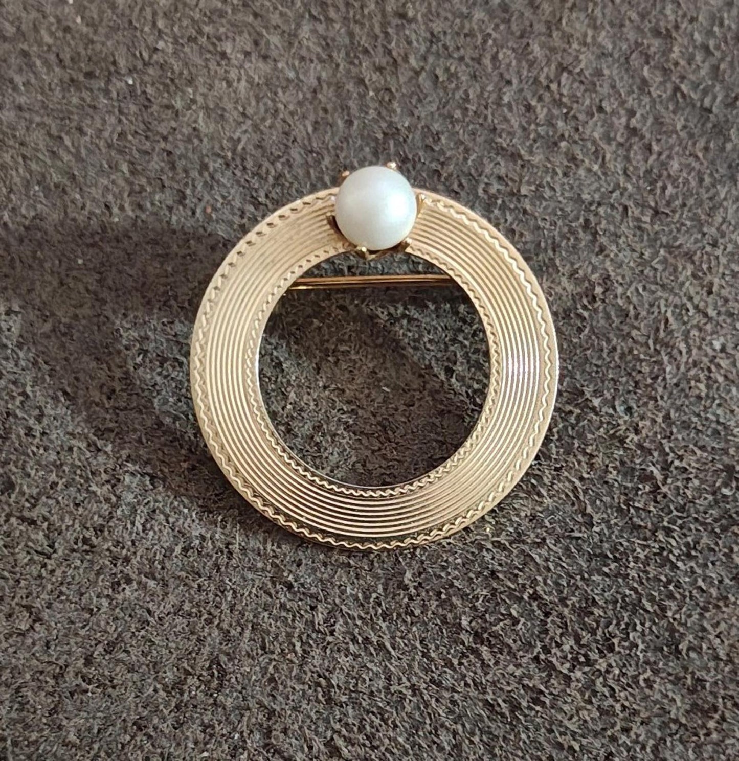 1980's Circle Textured With Faux Pearl Gold Tone Brooch Pin