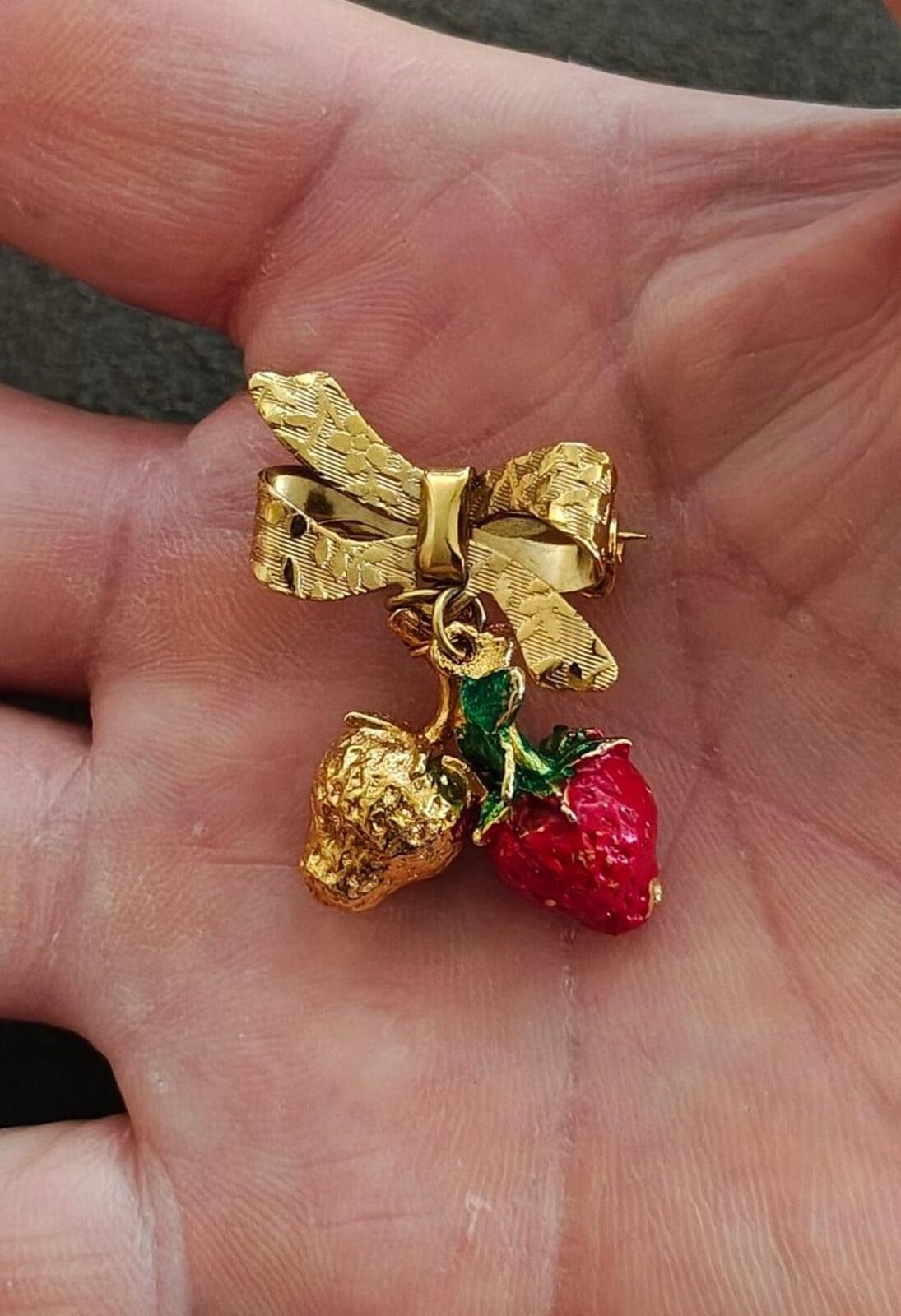 1970s/80s Sweet Strawberry Textured Gold Tone  Dangle Enamel Brooch
