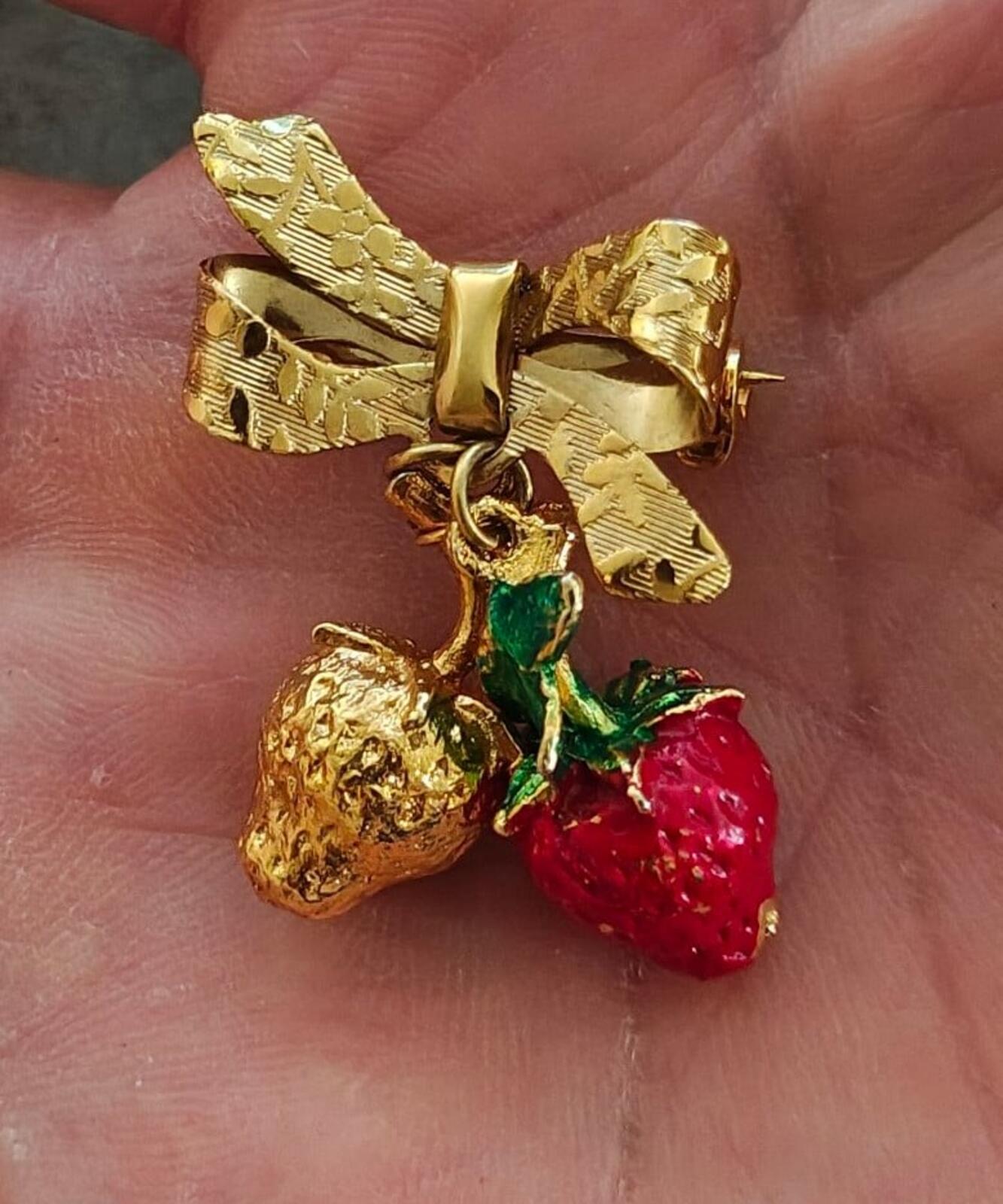 1970s/80s Sweet Strawberry Textured Gold Tone  Dangle Enamel Brooch