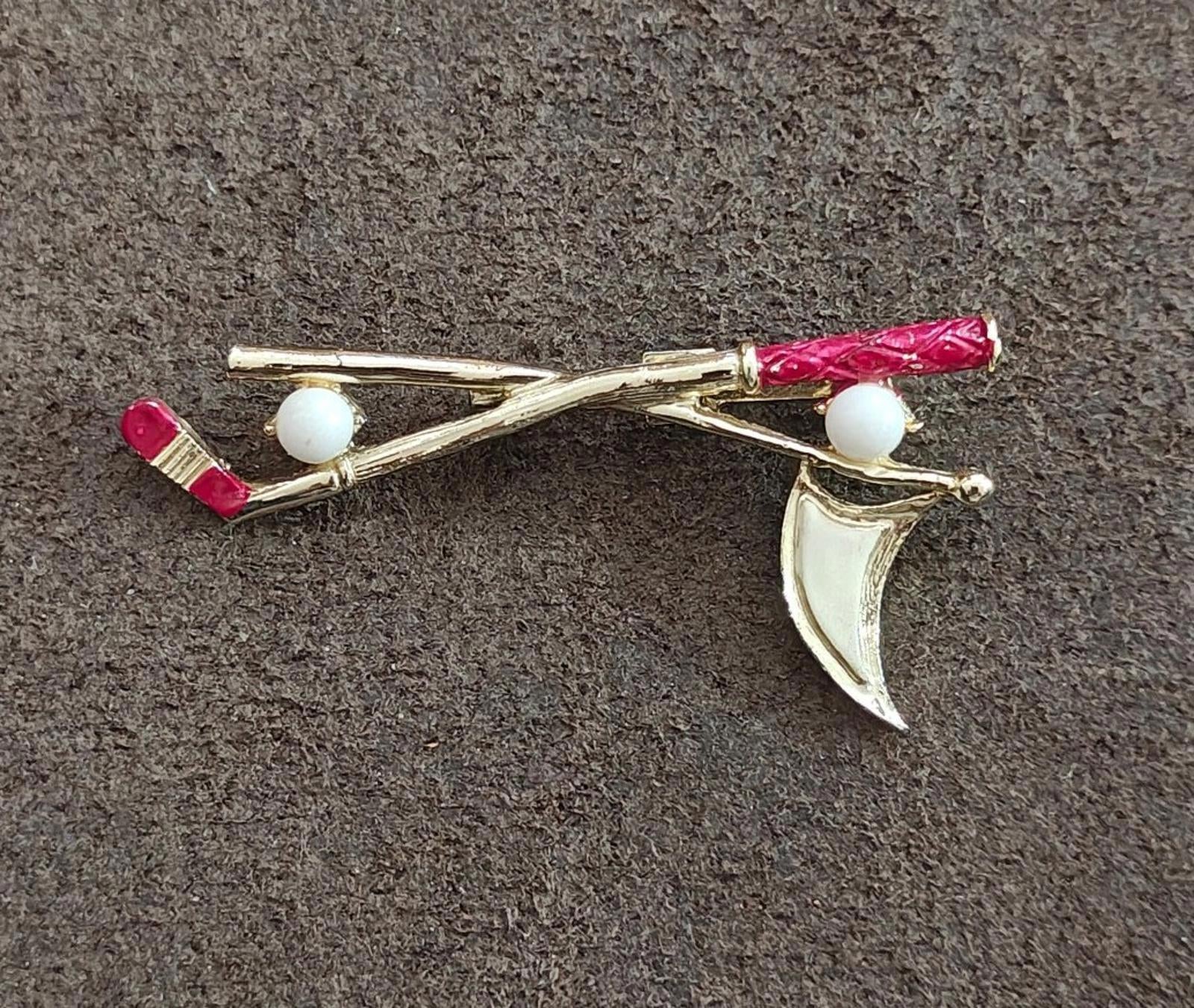 Golf club and flag lapel pin, gold-tone with red enamel ends and two white balls
